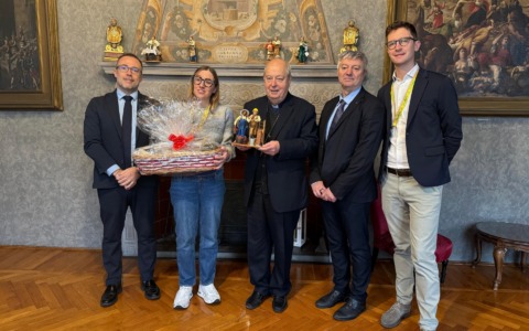 Confartigianato dona al cardinal Cantoni la statuina del presepe