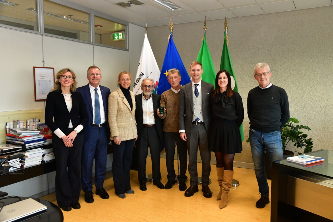 L’ex ciclista comasco Roberto Dotti premiato dal Consiglio regionale