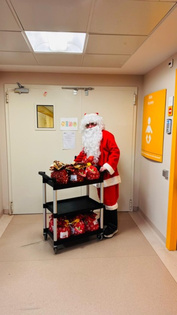 Gli Eroi per Gioco hanno distribuito 572 dolci di Natale in 10 strutture del territorio