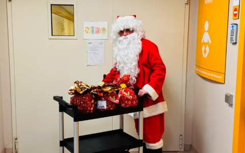 Gli Eroi per Gioco hanno distribuito 572 dolci di Natale in 10 strutture del territorio