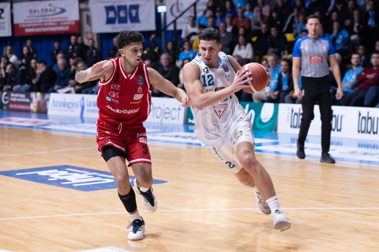 Che derby: Milano batte Cantù solo nel finale