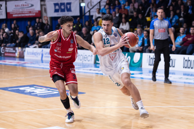 Che derby: Milano batte Cantù solo nel finale