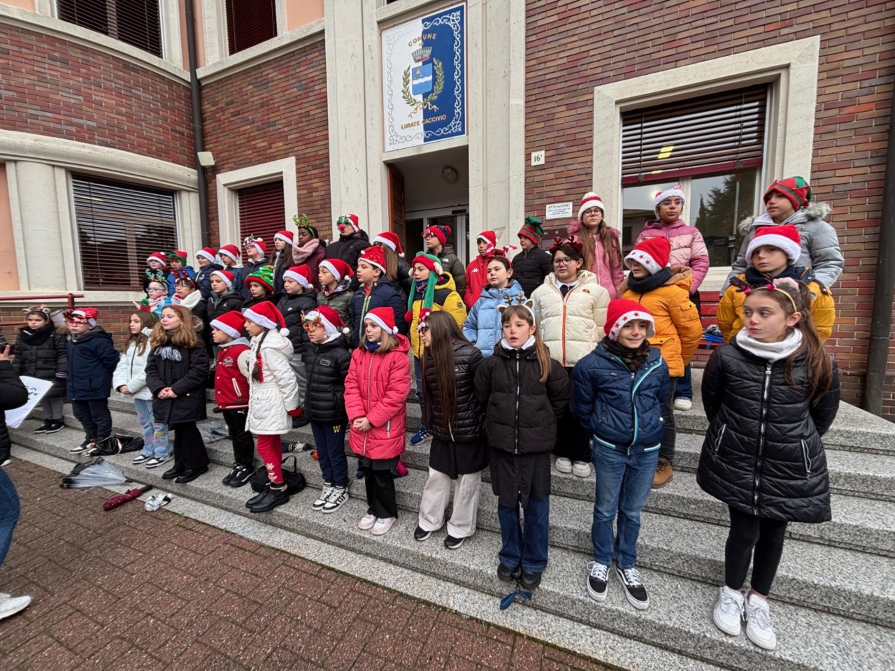 Canti di Natale in piazza,  i bambini della primaria augurano buone feste