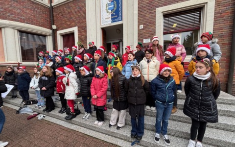 Canti di Natale in piazza,  i bambini della primaria augurano buone feste