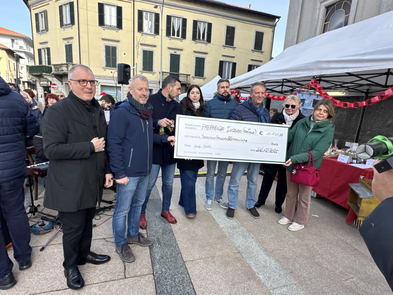 Maxi assegno consegnato alle famiglie sfollate a causa del terribile incendio