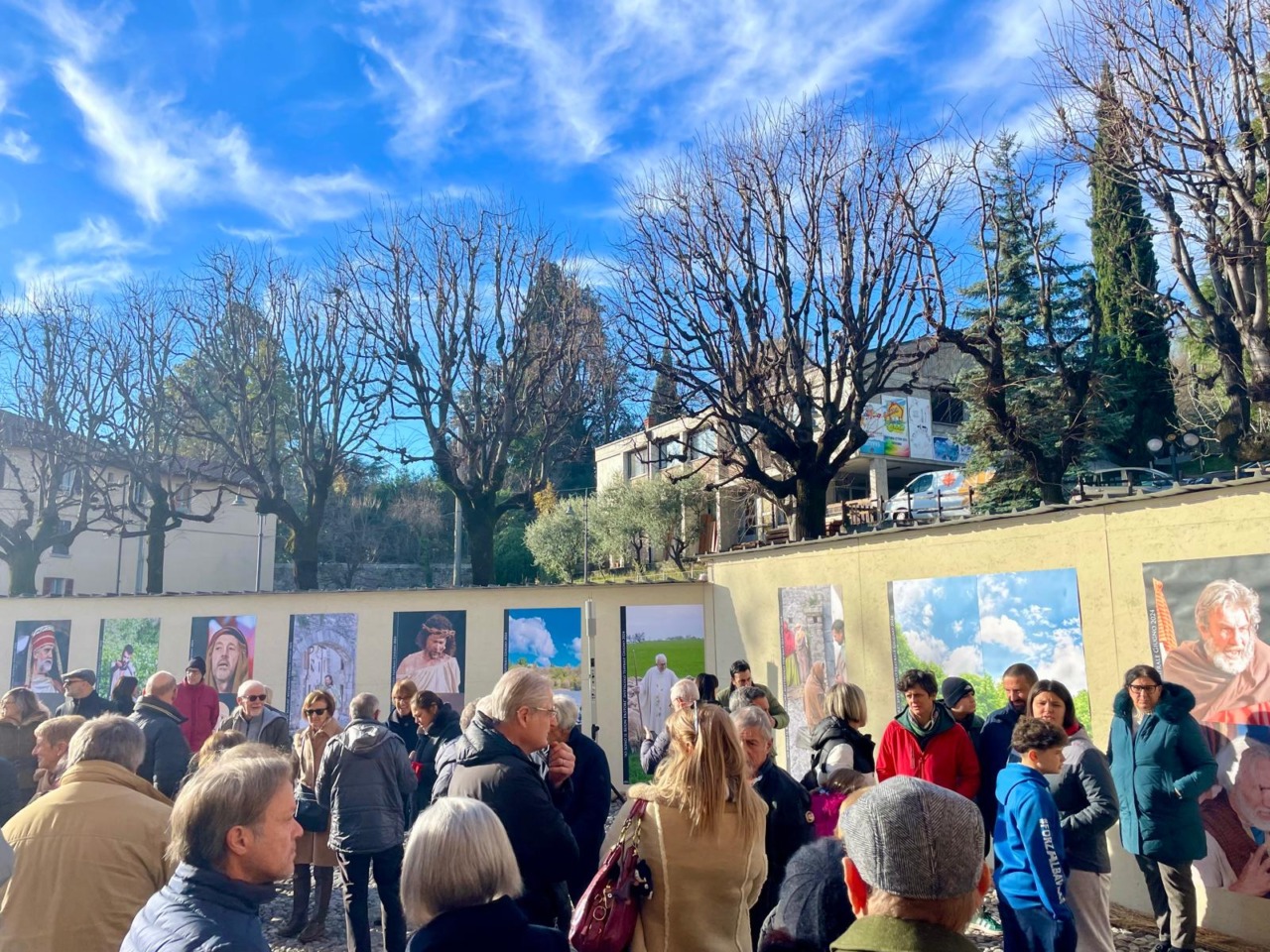 Crevenna è ufficialmente il “Borgo dei Presepi”: inaugurata la grande rappresentazione biblica