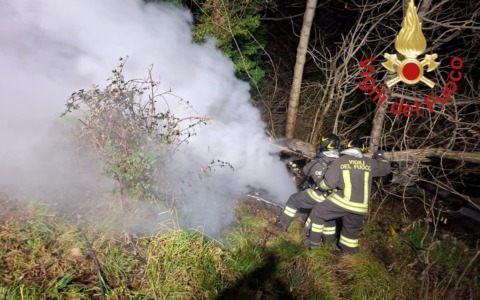 Fuori strada con l’auto, paura per un giovane