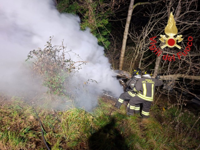 Fuori strada con l’auto, paura per un giovane