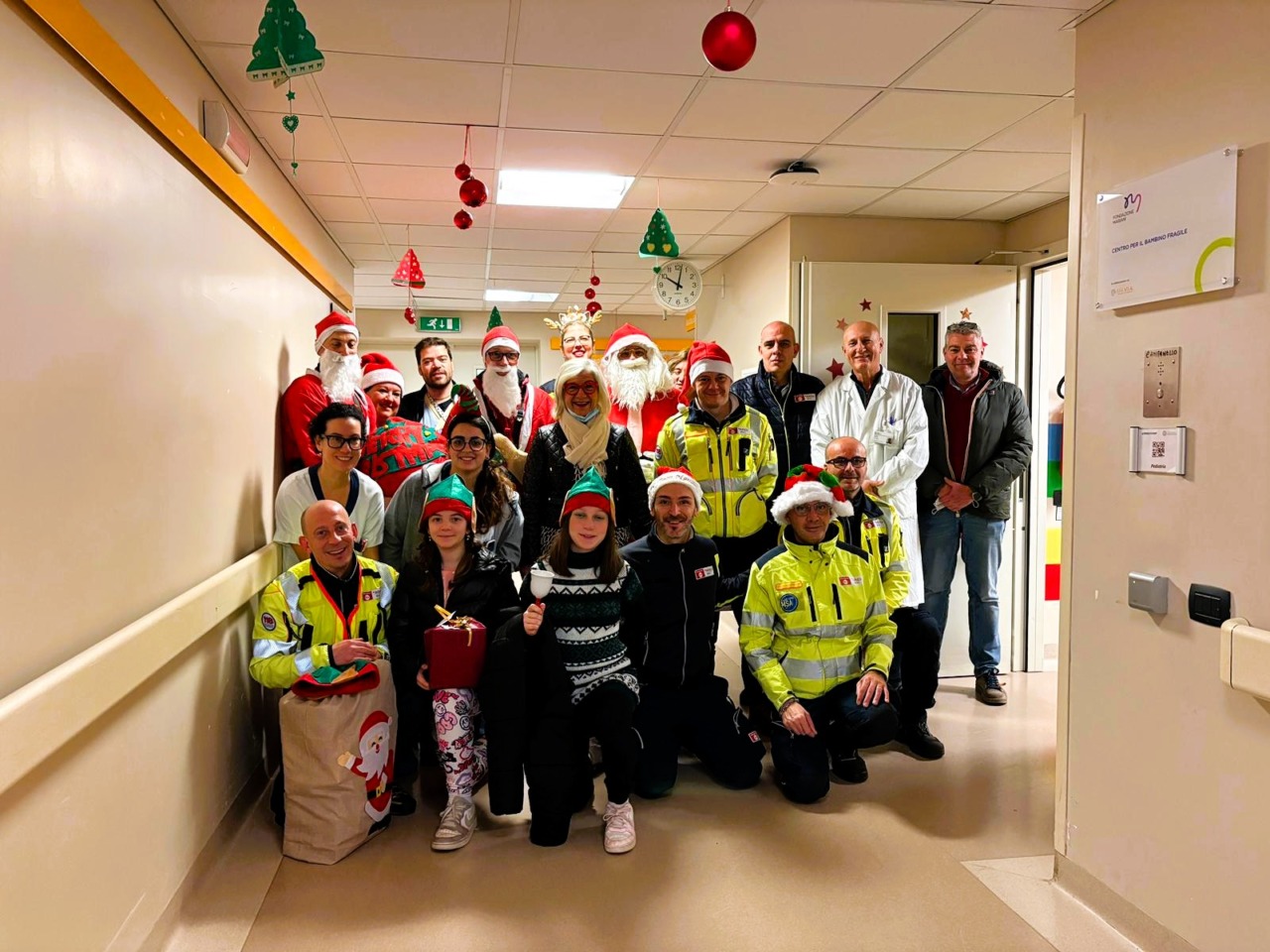 Babbi Natale si calano dal tetto: sorpresa nei reparti pediatrici