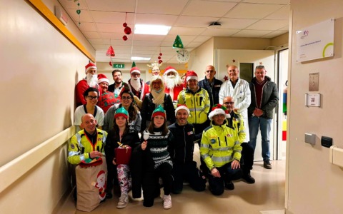 Babbi Natale si calano dal tetto: sorpresa nei reparti pediatrici