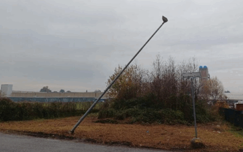 Abbatte un palo e fugge via