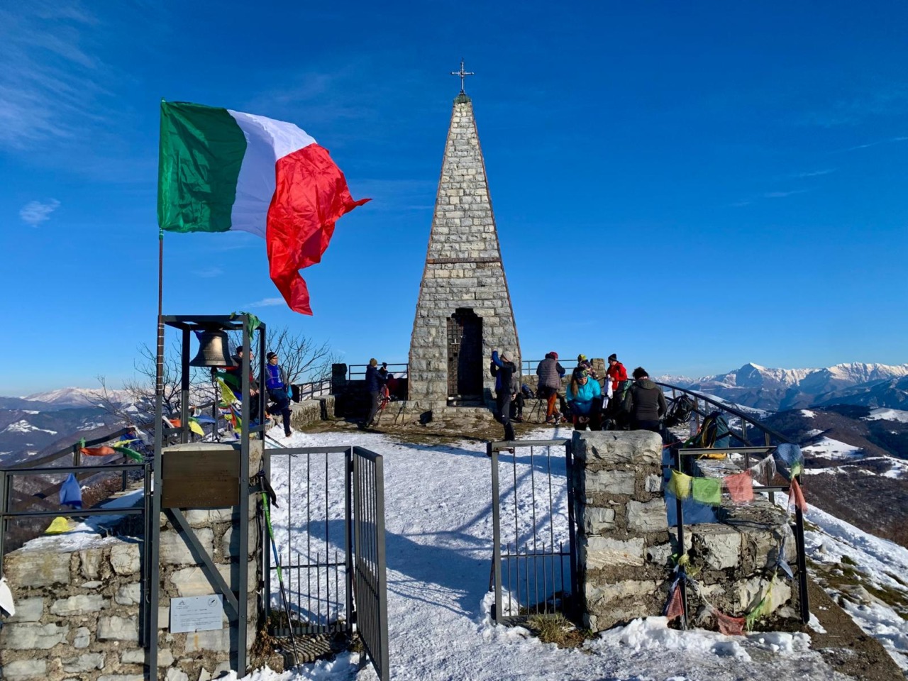 Tricolore vandalizzato, lo riportano sulla cima