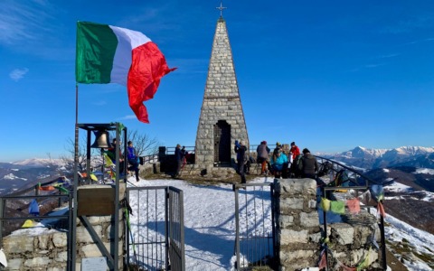 Tricolore vandalizzato, lo riportano sulla cima