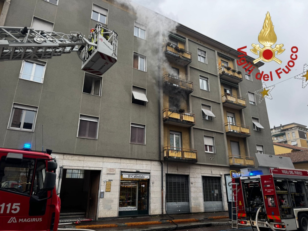 Como, incendio in un appartamento: evacuate diciassette famiglie