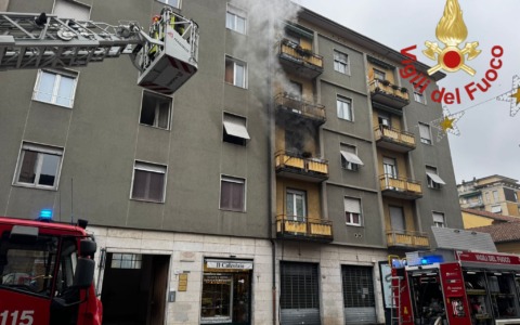 Como, incendio in un appartamento: evacuate diciassette famiglie