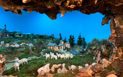 Don Franco protagonista nel presepe di Sant’Ambrogio