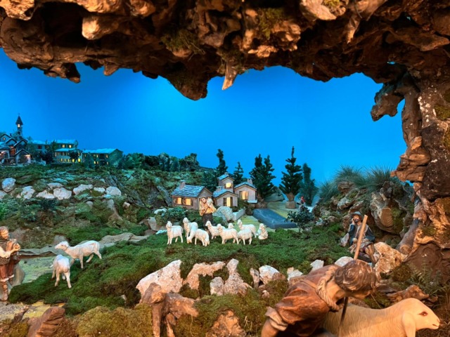 Don Franco protagonista nel presepe di Sant’Ambrogio