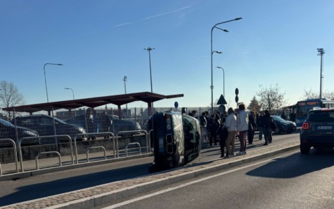 Si ribalta con l’auto davanti alla scuola