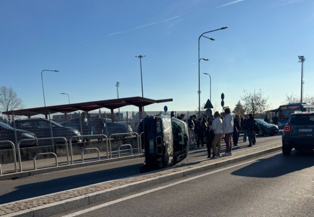 Si ribalta con l’auto davanti alla scuola
