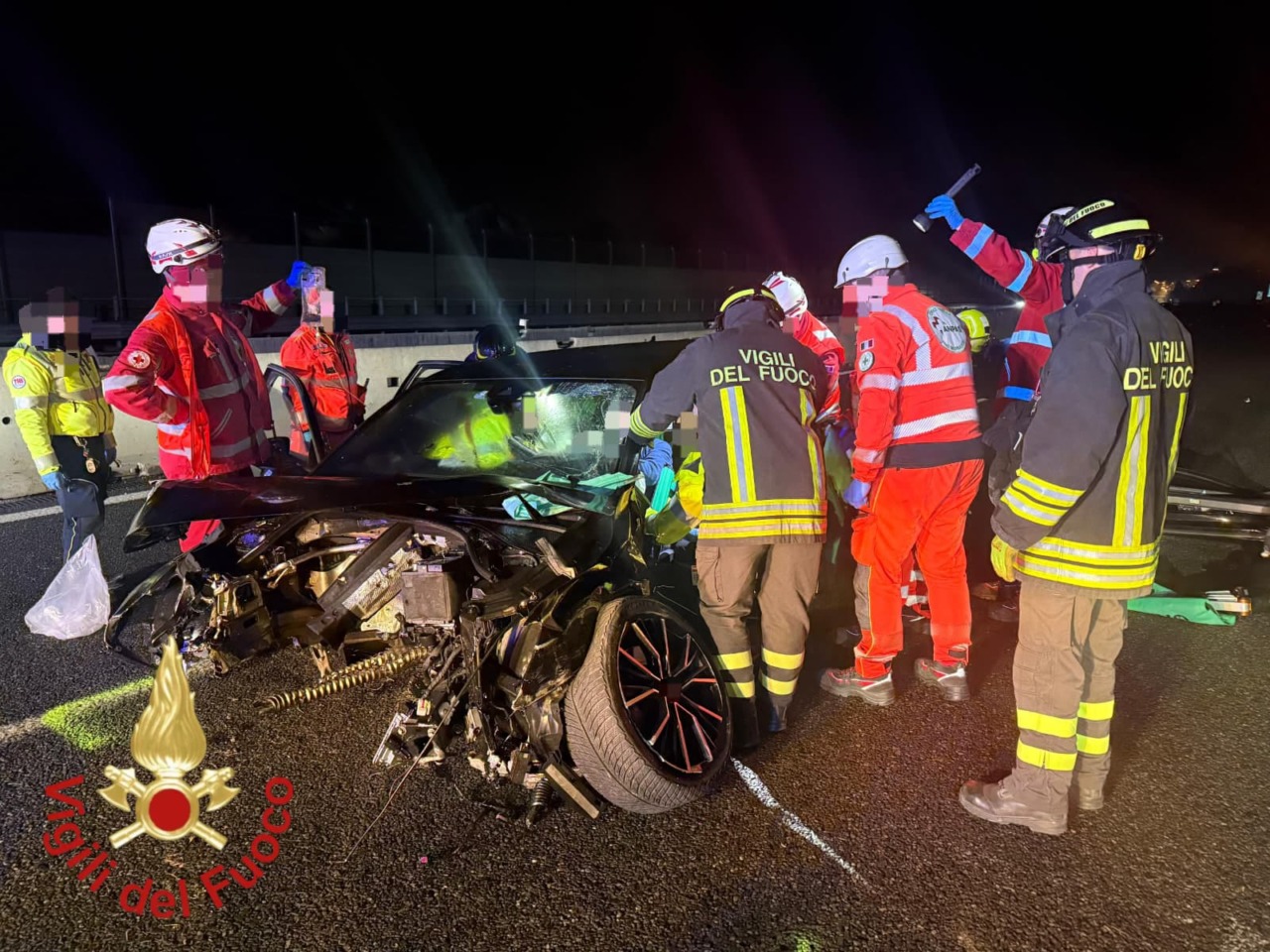 Incidente in autostrada: una persona incastrata nell’auto