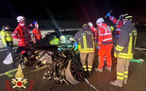 Incidente in autostrada: una persona incastrata nell’auto