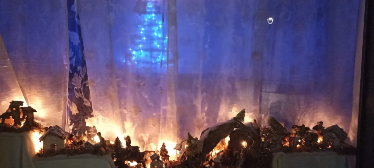 Albero di Natale da parete e presepe: il centro sociale La Compagnia saluta il 2025 con creatività