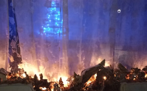 Albero di Natale da parete e presepe: il centro sociale La Compagnia saluta il 2025 con creatività