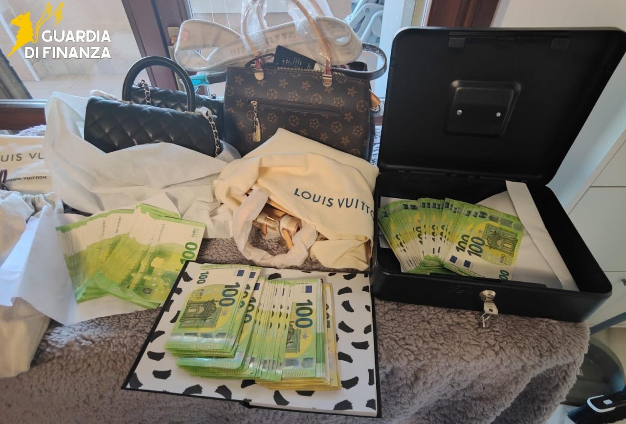 Capannone e laboratorio del falso: sequestrati più di 30mila articoli d’alta moda contraffatti