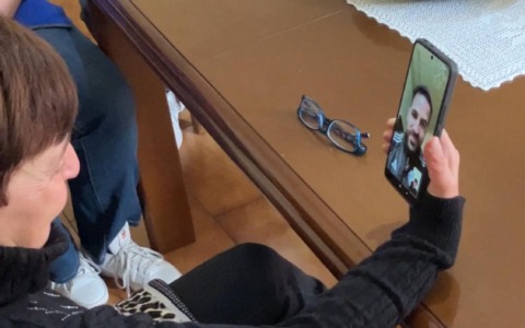 Maestra in pensione, volontaria e tifosissima del Como 1907: Anna è la protagonista di #Cheers4Christmas