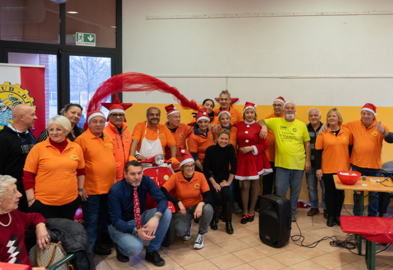 Una grande tavolata offerta agli olgiatesi over 80 anni