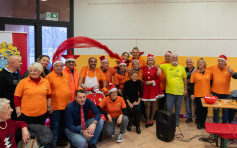 Una grande tavolata offerta agli olgiatesi over 80 anni