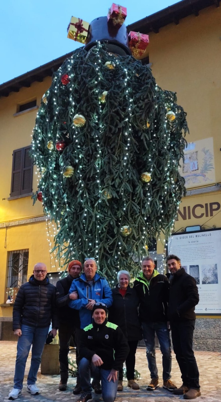 Per Natale in piazza spunta l’albero capovolto