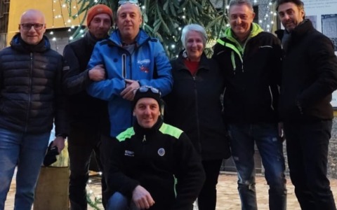 Per Natale in piazza spunta l’albero capovolto