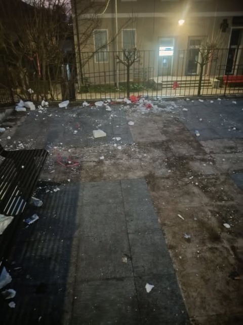 Distrutte le decorazioni natalizie realizzate dai bimbi dell’asilo