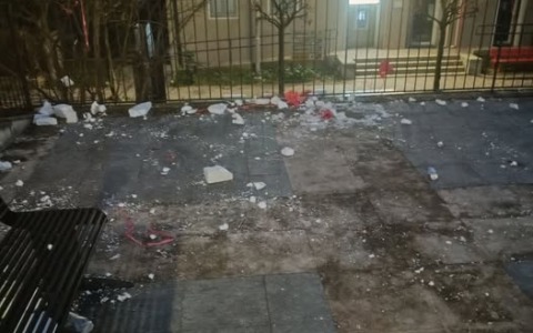 Distrutte le decorazioni natalizie realizzate dai bimbi dell’asilo