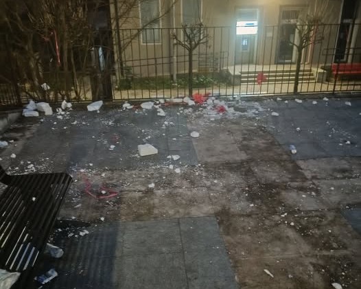 Distrutte le decorazioni natalizie realizzate dai bimbi dell’asilo