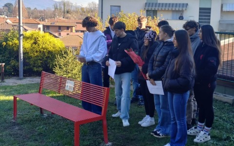 Davanti alla panchina rossa, pensieri e riflessioni contro la violenza di genere