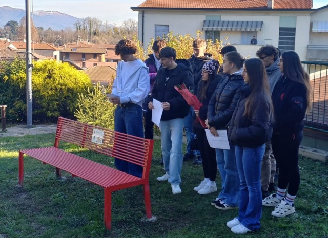 Davanti alla panchina rossa, pensieri e riflessioni contro la violenza di genere
