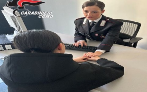 Aggredisce la convivente con una mannaia: arrestato