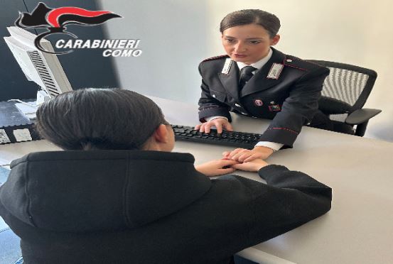 Aggredisce la convivente con una mannaia: arrestato