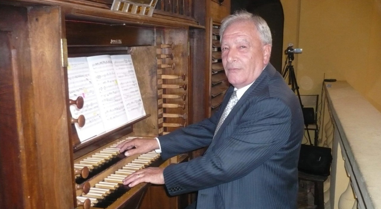 Addio a Elio Bonanomi, organista e postino