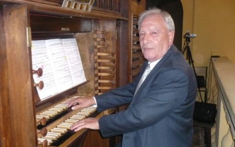 Addio a Elio Bonanomi, organista e postino