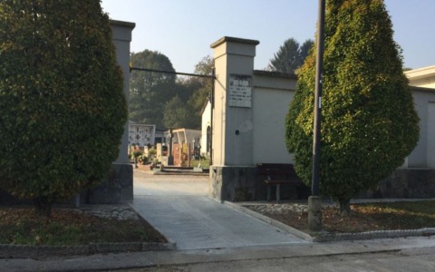 Basta uso improprio del parcheggio del cimitero: arriva il disco orario