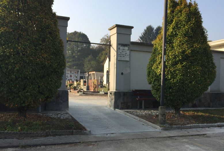 Basta uso improprio del parcheggio del cimitero: arriva il disco orario