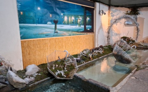 In piazza Mercato il Presepe è sull’acqua