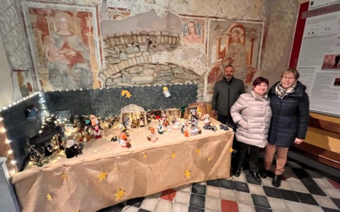 Presepe all’uncinetto per tenere viva la chiesa di San Lorenzo