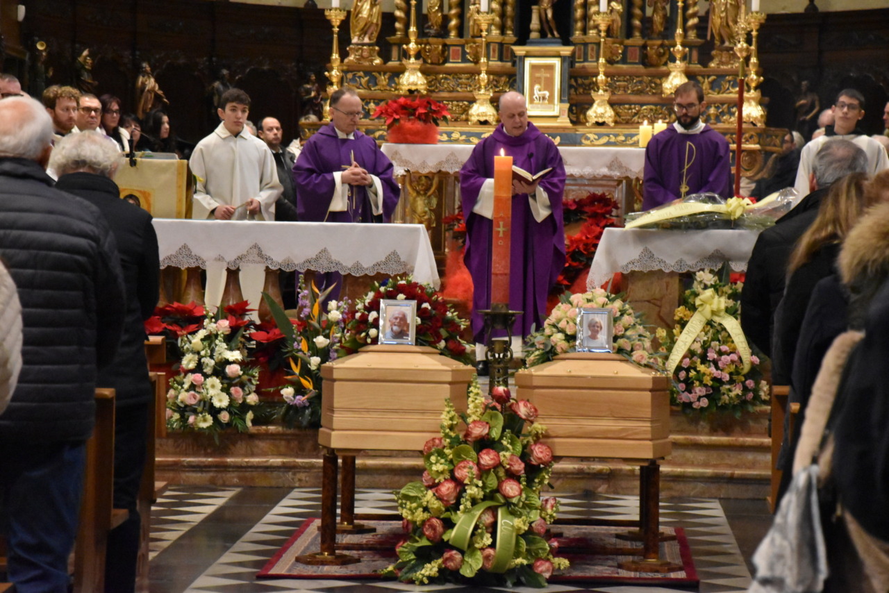 Marito e moglie morti in casa, folla al funerale