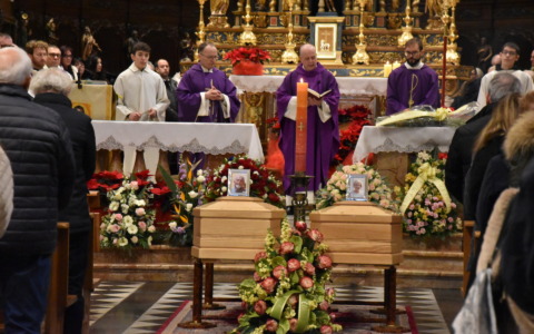 Marito e moglie morti in casa, folla al funerale