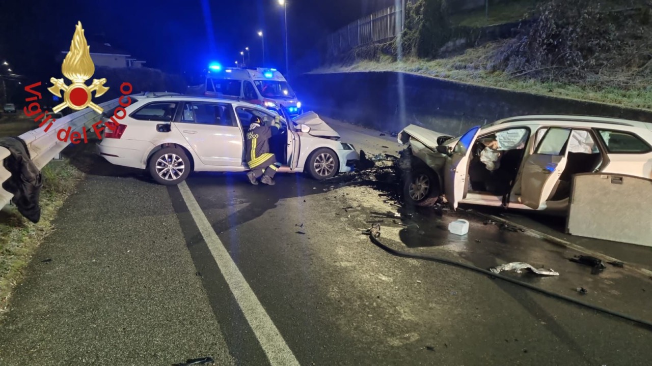 Frontale sulla ex SS342, coinvolte cinque persone