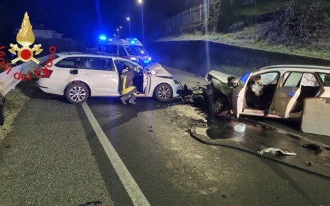 Frontale sulla ex SS342, coinvolte cinque persone